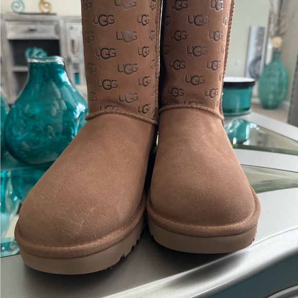 SOLD ⭐️Size 8 Embossed Uggs Brand New - Picture 4 of 5